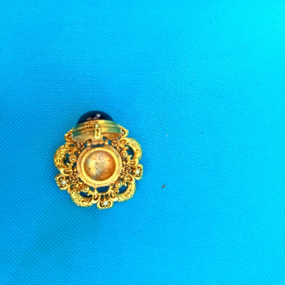 Unique perfume Brooch - Picture 2 of 3